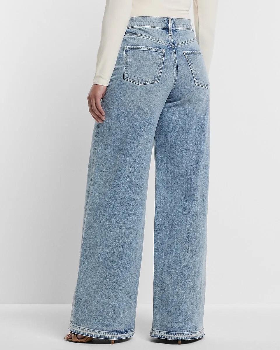 Super High Waisted Light Wash Baggy Wide Leg Jeans in Light Wash