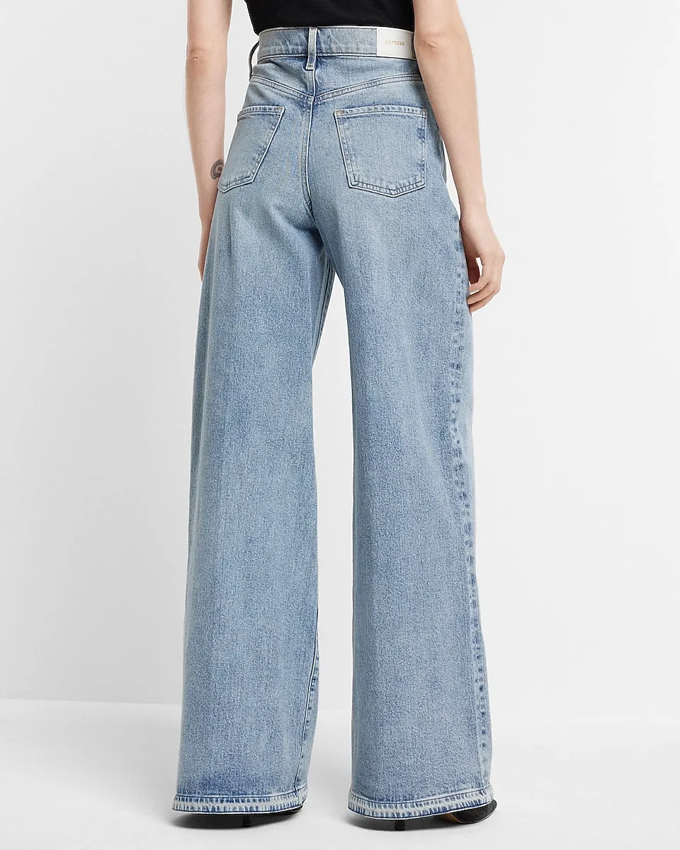 Super High Waisted Light Wash Baggy Wide Leg Jeans in Light Wash